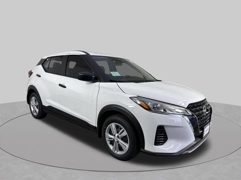 Used 2025 Nissan Kicks Play S FWD image 3