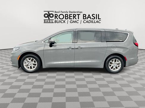 Used 2023 Chrysler Pacifica Touring-L FWD image 5
