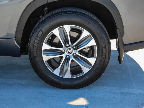 Used 2023 Toyota Highlander XLE image 11