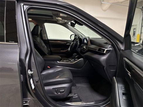 Used 2021 Toyota Highlander Platinum image 23