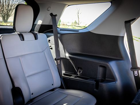 Used 2021 Ford Explorer XLT w/ Equipment Group 202A image 18