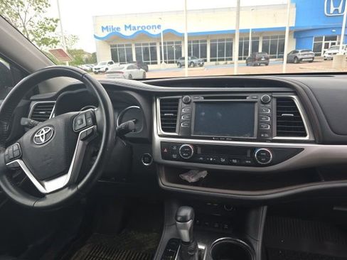 Used 2019 Toyota Highlander XLE w/ Carpet Mat Package (TMS) AWD/4WD image 12