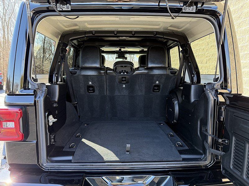 Used 2022 Jeep Wrangler Unlimited Sahara AWD/4WD image 28