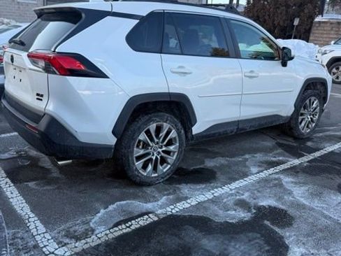 Used 2022 Toyota RAV4 XLE Premium image 3