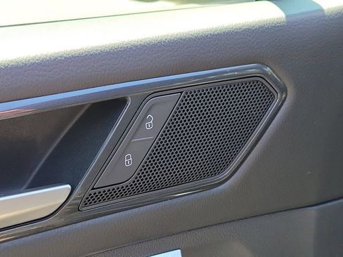 Used 2023 Volkswagen Tiguan SE R-Line image 17