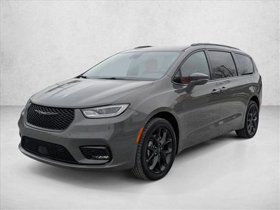 Used 2021 Chrysler Pacifica Limited w/ Uconnect Theater Family Group