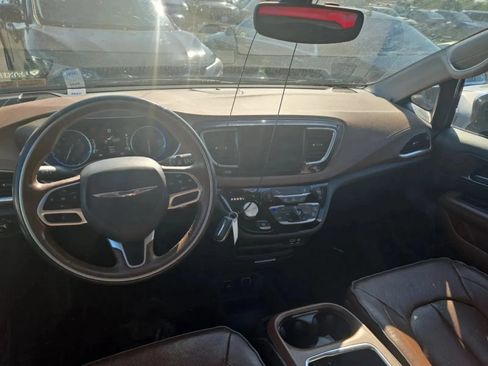 Used 2017 Chrysler Pacifica Limited FWD image 5