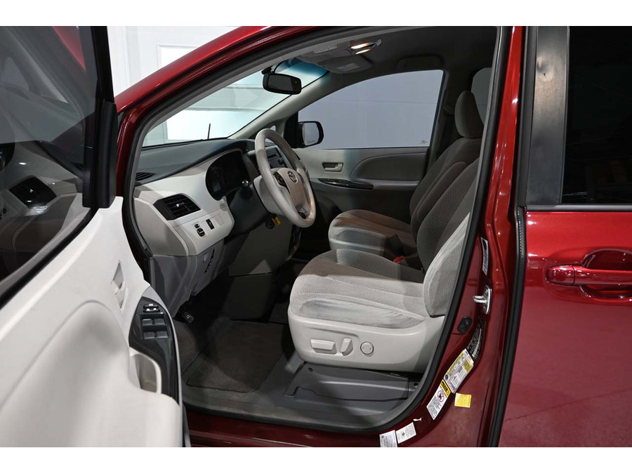 Used 2013 Toyota Sienna LE FWD image 13
