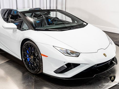 Used 2022 Lamborghini Huracan EVO image 2