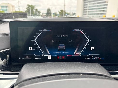 Used 2025 BMW X7 M60i w/ Climate Comfort Package AWD/4WD image 15