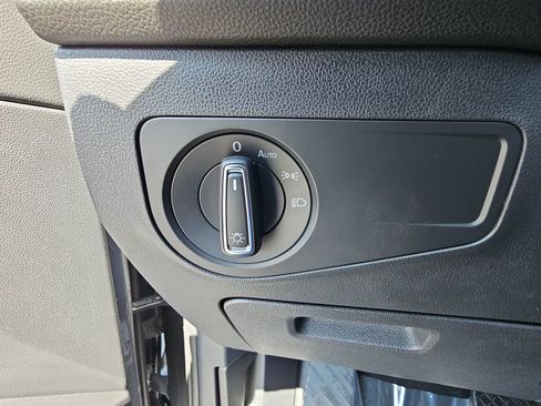 Used 2024 Volkswagen Tiguan SE FWD image 25