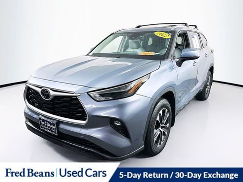 Used 2022 Toyota Highlander XLE AWD/4WD image 3