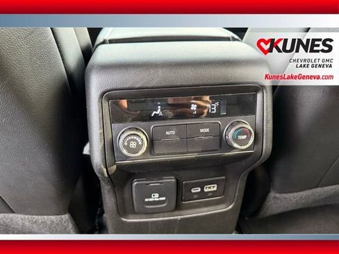 Used 2023 GMC Acadia SLT image 30