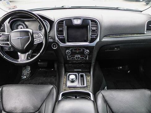 Used 2018 Chrysler 300 Limited image 12