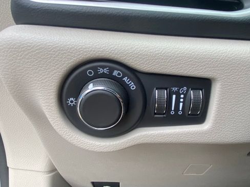 Used 2023 Chrysler Voyager LX FWD image 16