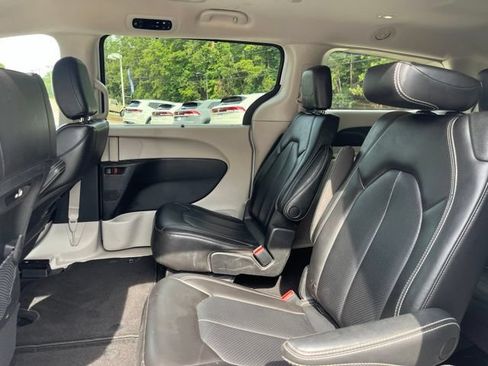 Used 2023 Chrysler Pacifica Touring-L FWD image 11