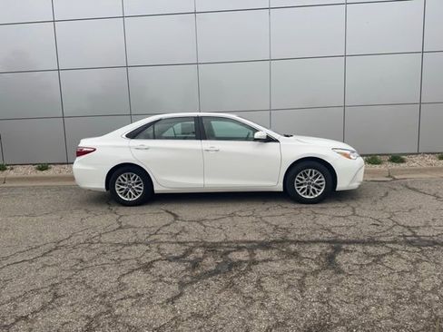 Used 2016 Toyota Camry LE FWD image 30