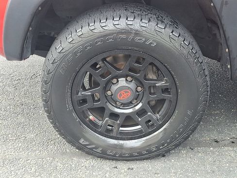Used 2017 Toyota Tacoma TRD Sport w/ Tow Package (A/T) AWD/4WD image 8
