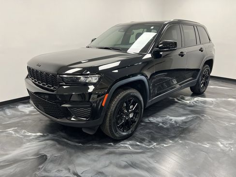 Used 2024 Jeep Grand Cherokee Altitude image 16