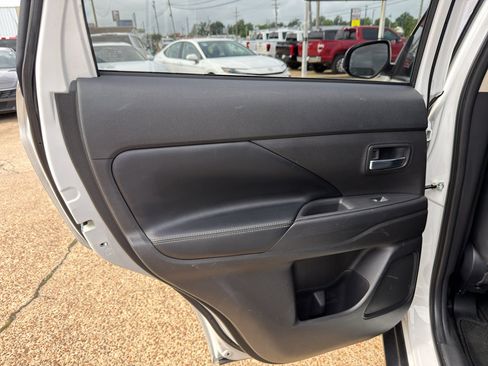 Used 2019 Mitsubishi Outlander ES AWD/4WD image 27