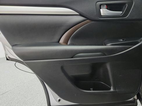 Used 2016 Toyota Highlander XLE AWD/4WD image 29