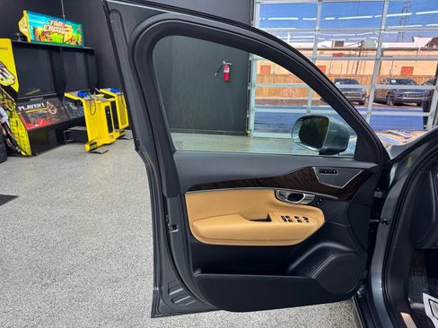 Used 2017 Volvo XC90 T6 Momentum w/ Vision Package image 9