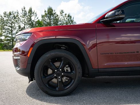 Used 2023 Jeep Grand Cherokee L Limited w/ Black Appearance Package RWD image 4