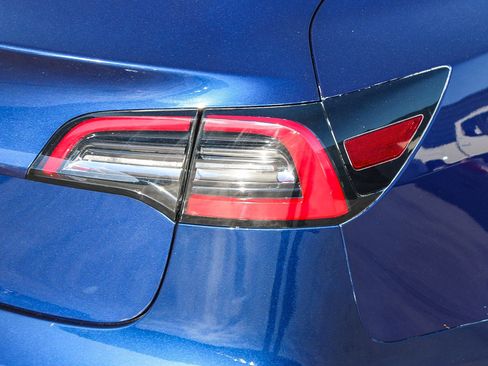 Used 2021 Tesla Model 3 Standard Range Plus image 10