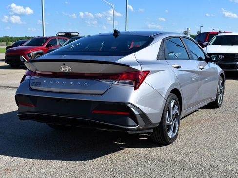 Used 2025 Hyundai Elantra Sport FWD image 3