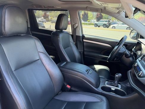 Used 2019 Toyota Highlander XLE AWD/4WD image 23