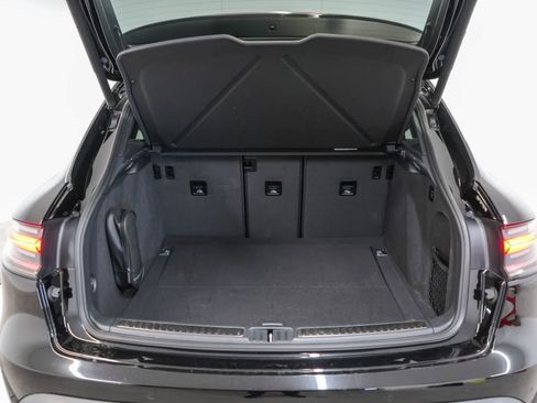 Certified 2023 Porsche Macan AWD/4WD image 35