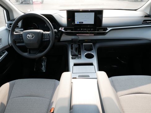 Certified 2026 Toyota Sienna LE FWD image 10