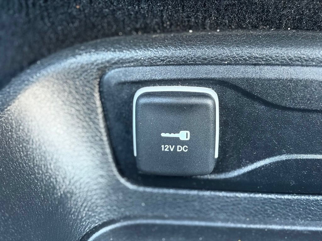 Certified 2025 Chrysler Pacifica Select FWD image 32