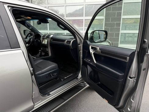 Used 2020 Lexus GX 460 Premium w/ Premium Package image 19
