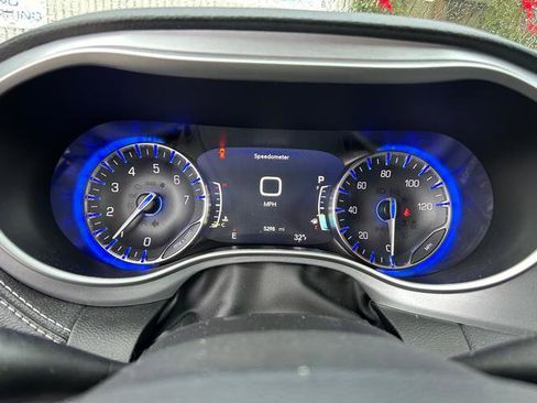 Used 2024 Chrysler Pacifica Touring image 17