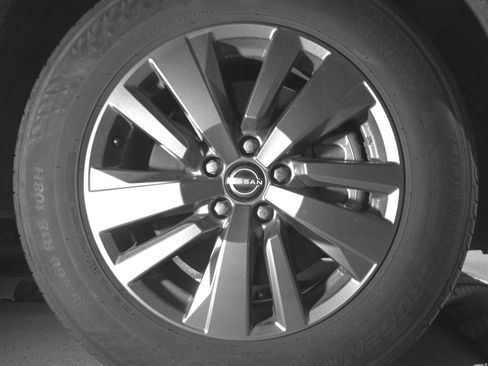 Used 2025 Nissan Pathfinder SV FWD image 13