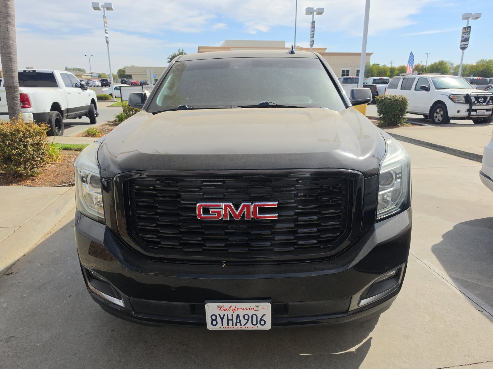 Used 2019 GMC Yukon SLT w/ Graphite Edition AWD/4WD image 2