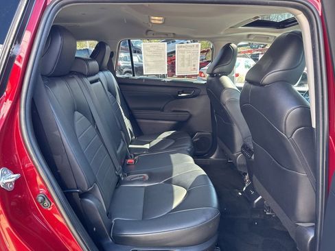 Used 2022 Toyota Highlander XLE image 19