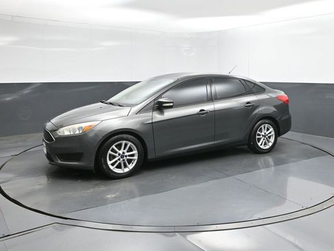 Used 2015 Ford Focus SE image 1