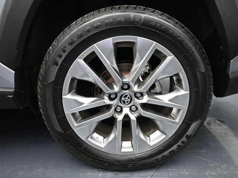Used 2020 Toyota RAV4 XLE Premium FWD image 10