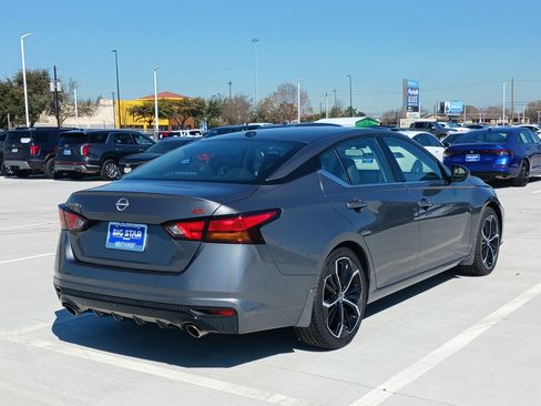 Used 2024 Nissan Altima 2.5 SR w/ SR Premium Package image 3