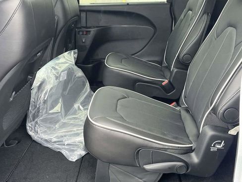 New 2026 Chrysler Pacifica Limited image 12