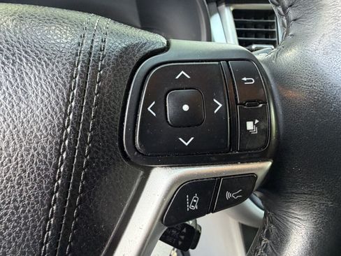 Used 2017 Toyota Highlander Plus FWD image 20