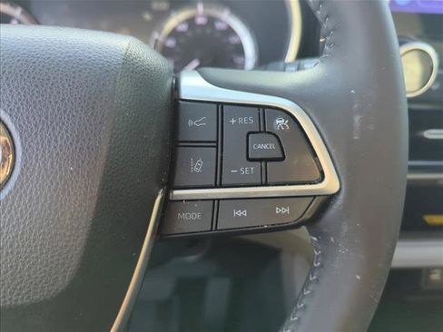 Used 2023 Toyota Highlander XLE FWD image 15