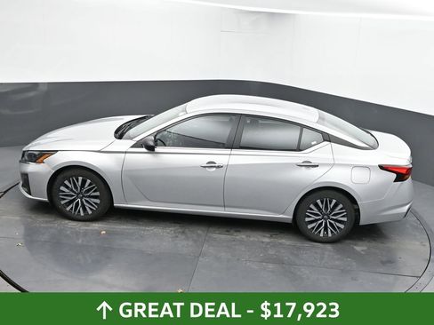 Used 2024 Nissan Altima 2.5 SV FWD image 37