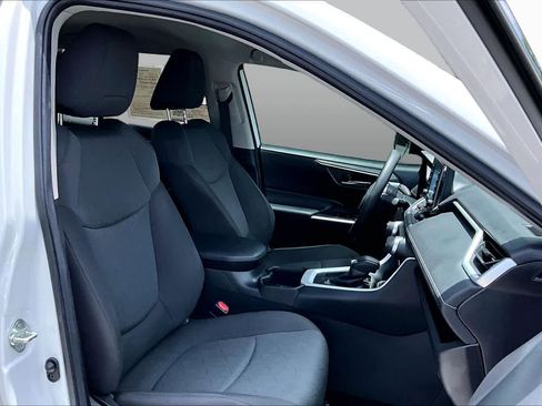 Used 2022 Toyota RAV4 XLE FWD image 9
