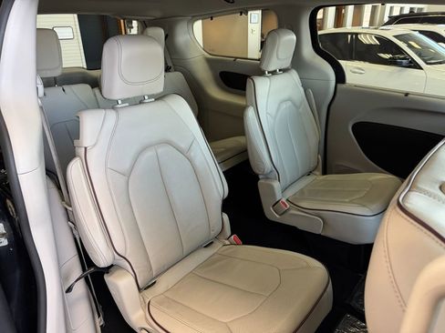 Used 2019 Chrysler Pacifica Limited image 47