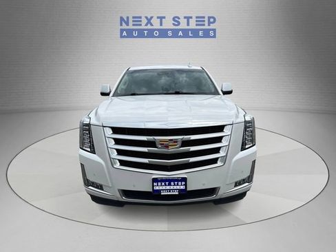 Used 2019 Cadillac Escalade Luxury AWD/4WD image 2