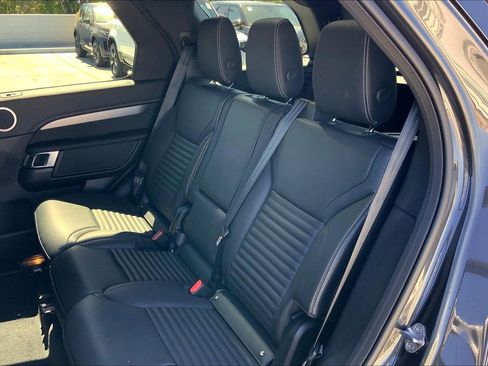 New 2025 Land Rover Discovery Dynamic SE image 15