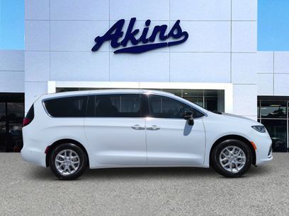 Used 2025 Chrysler Pacifica Select